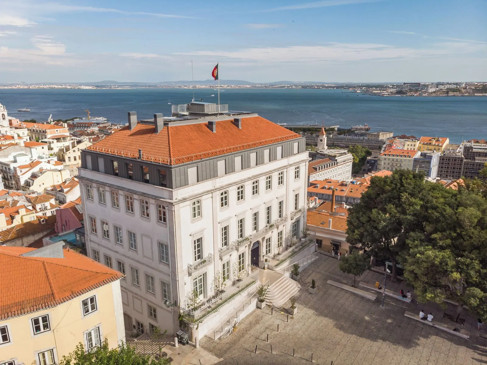 Verride Palácio Santa Catarina: The palace and its red-tiled roof