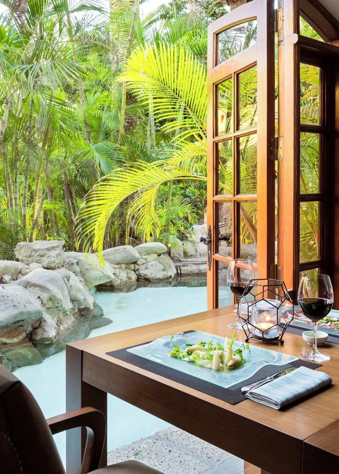 Bahía del Duque: A table in the gardens