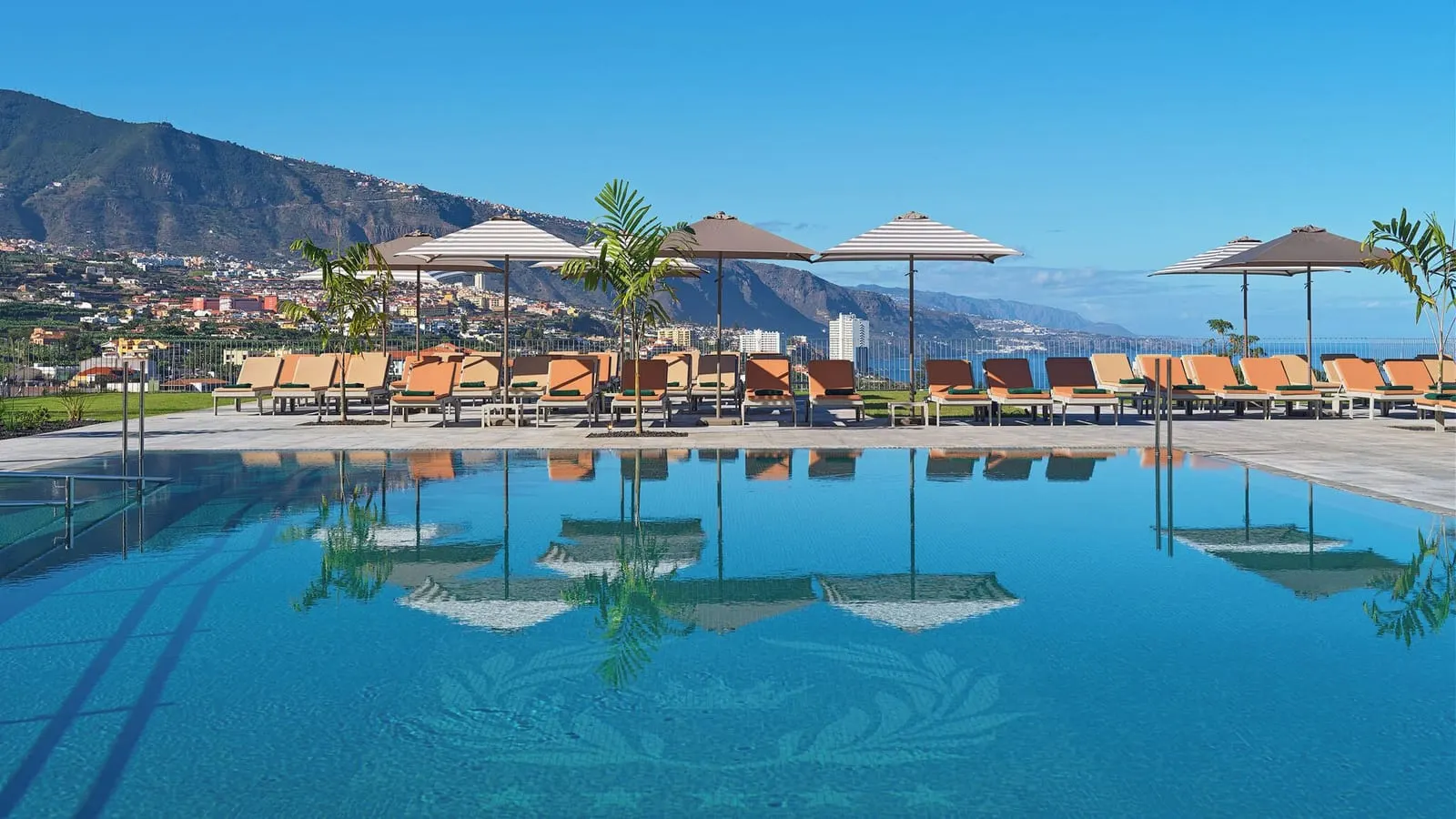 Gran Hotel Taoro: Infinity pool facing the mountains