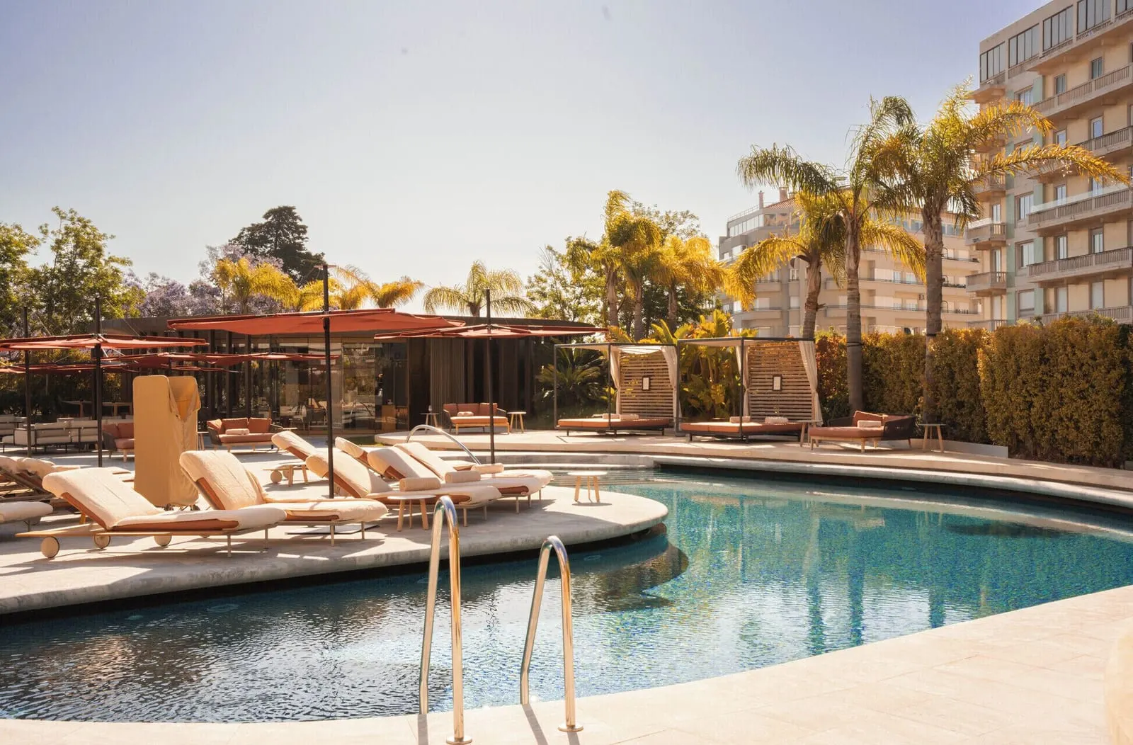 Four Seasons Hotel Ritz Lisbon: Pool loungers
