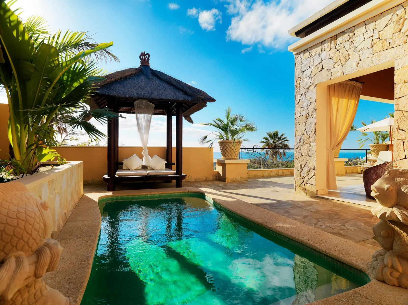 Royal Garden Villas & Spa: Villa pool with thatched gazebo