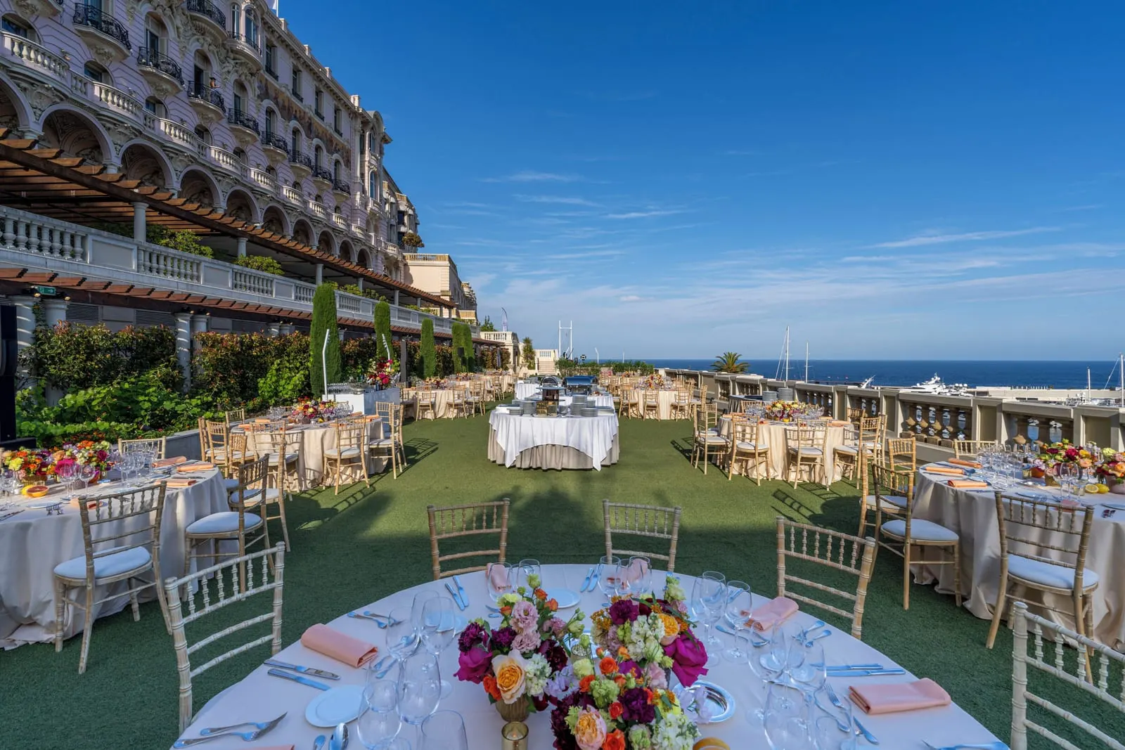 Hôtel Hermitage Monte-Carlo: Outdoor dining with harbour views