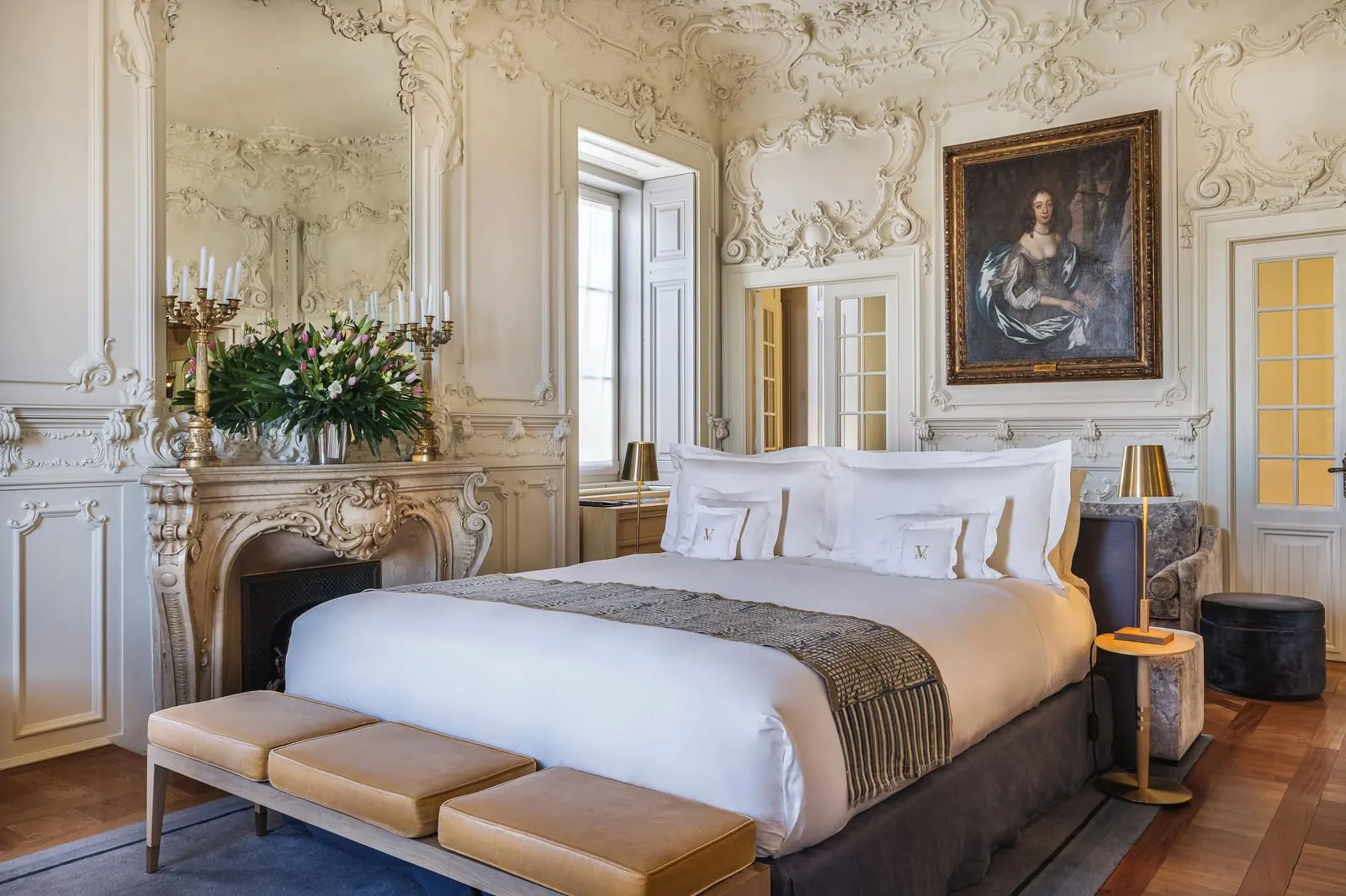 Verride Palácio Santa Catarina: Bedroom with original stucco ceilings