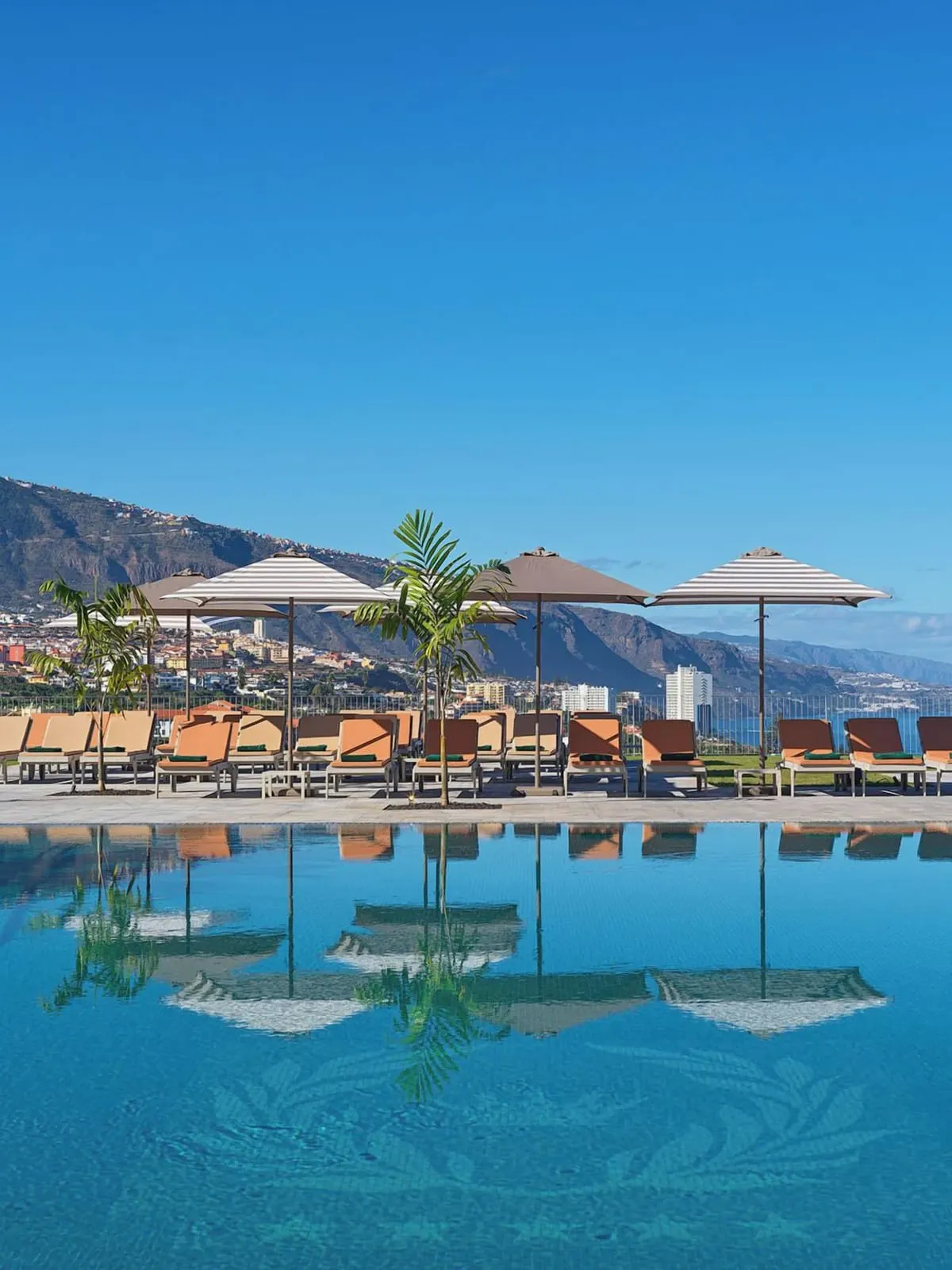 Gran Hotel Taoro: Pool loungers with the Orotava valley behind