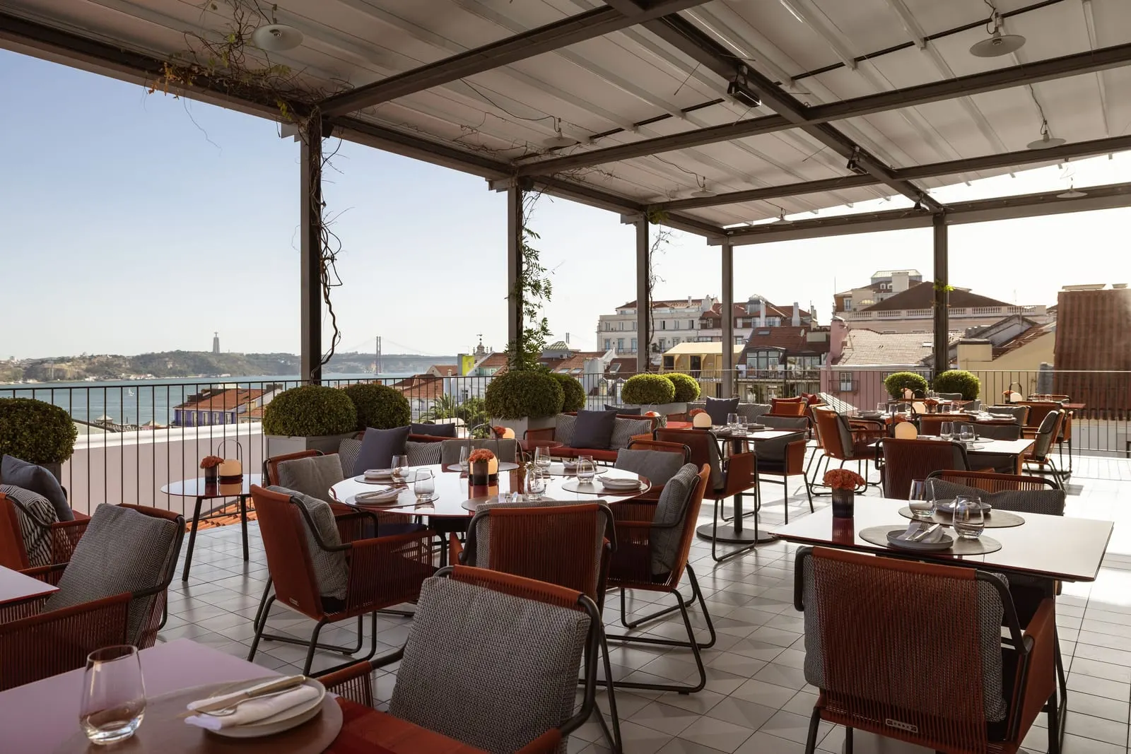 Bairro Alto Hotel: The rooftop restaurant terrace