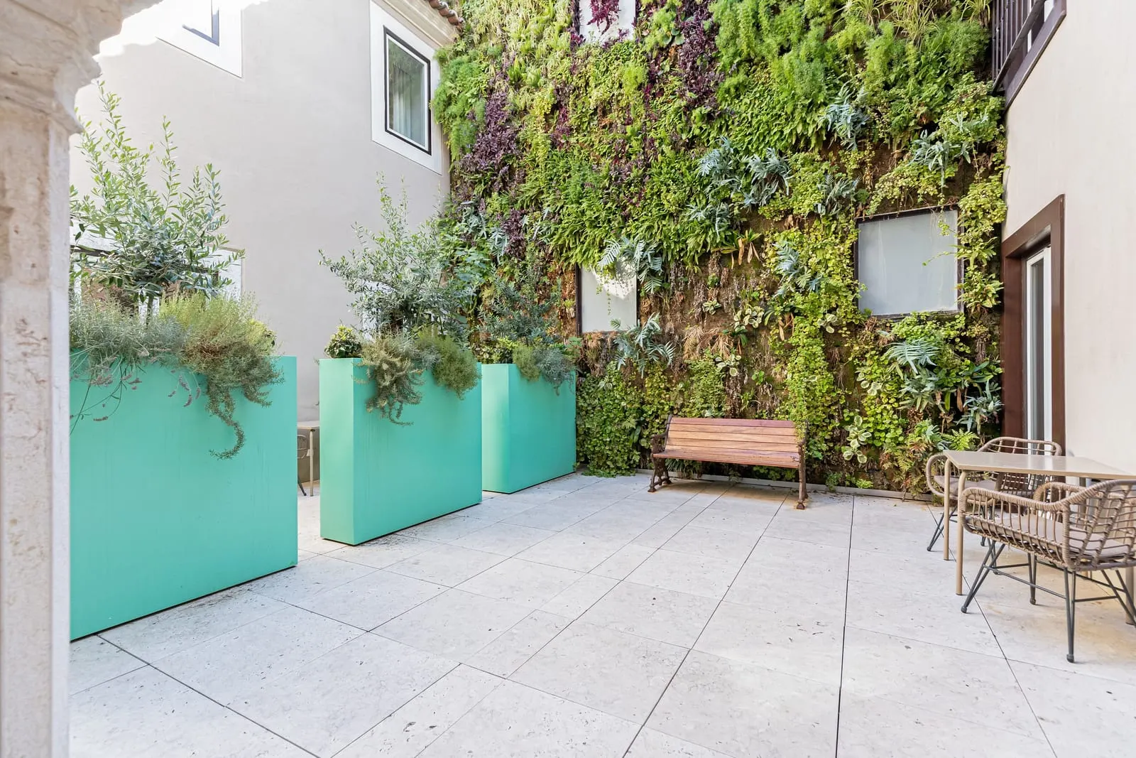 Santiago de Alfama: Green-wall courtyard