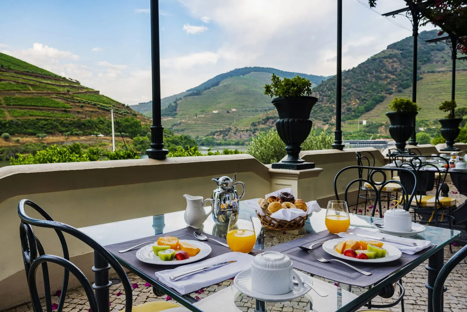The Vintage House Hotel: Breakfast on the balcony
