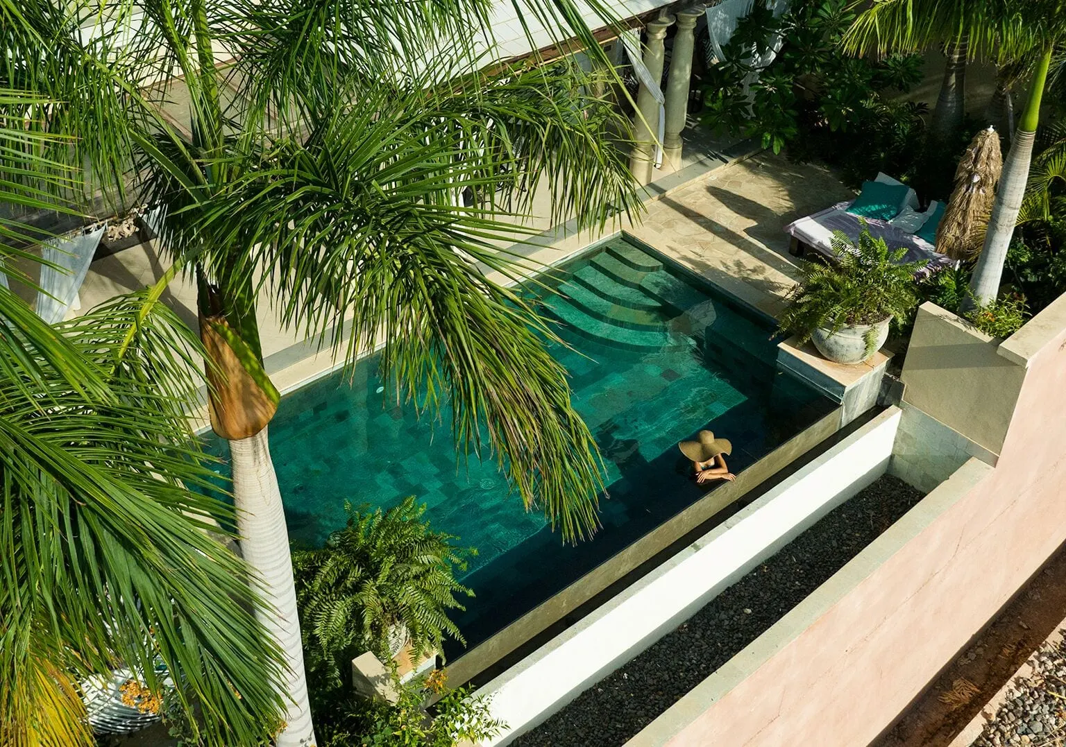 Royal River Luxury Hotel: Rooftop pool with palms