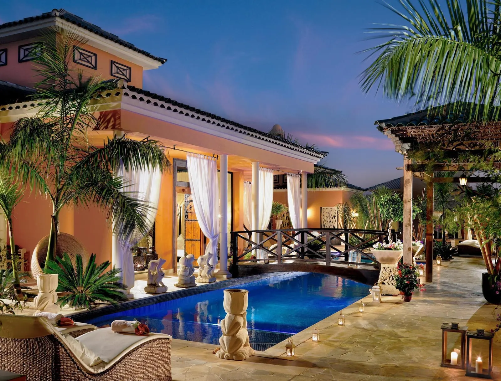 Royal Garden Villas & Spa: Villa pool at dusk