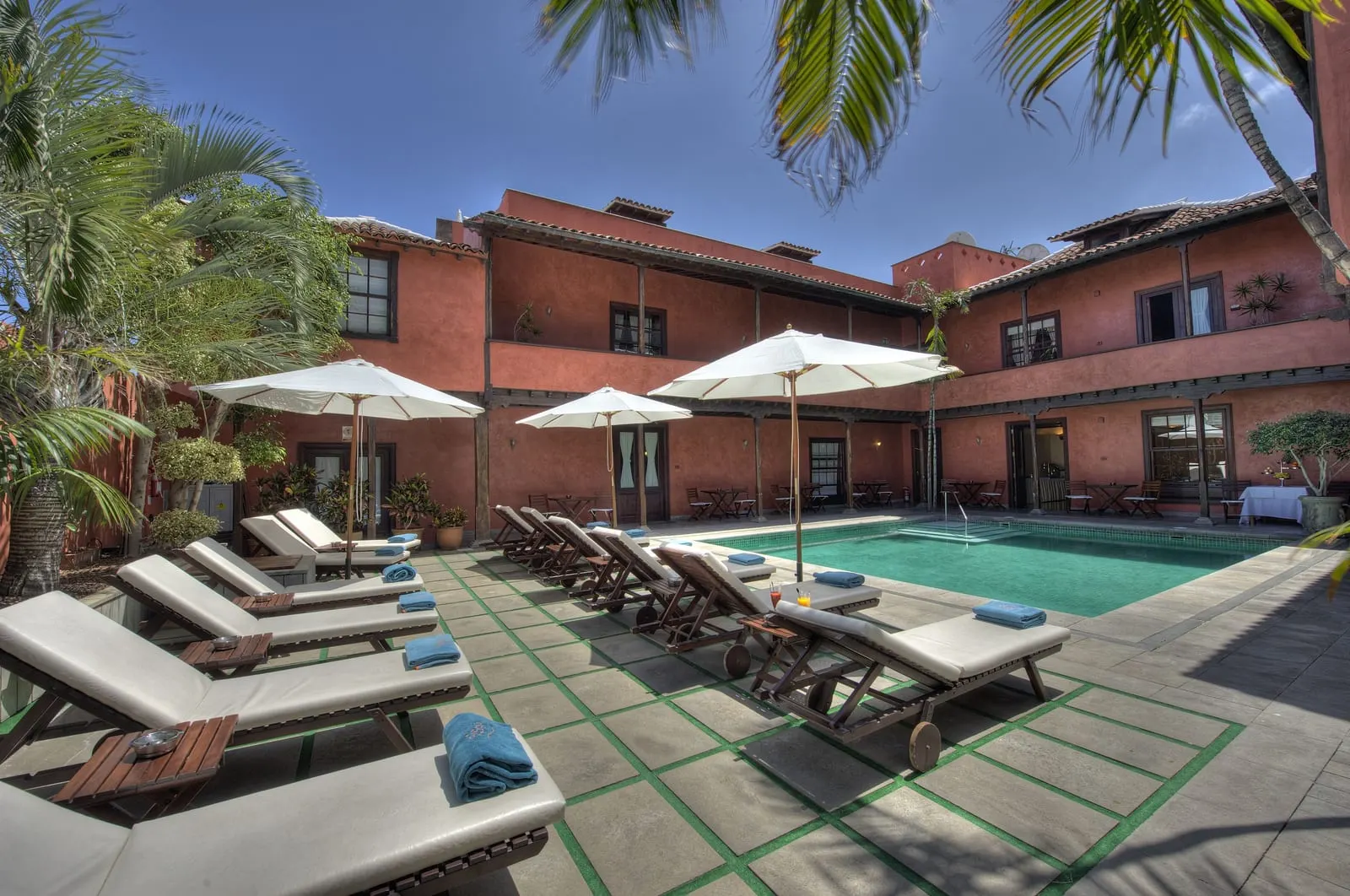 Hotel San Roque: Courtyard pool and palms