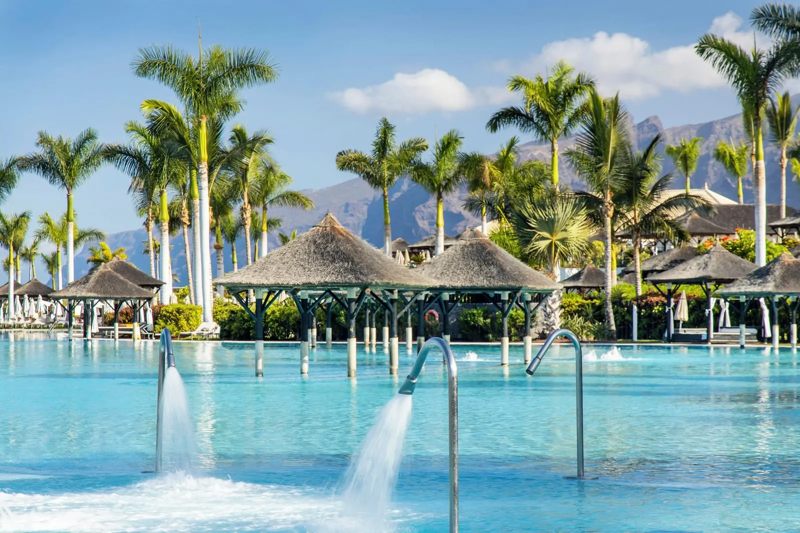 Gran Meliá Palacio de Isora: Pool fountains among the palms