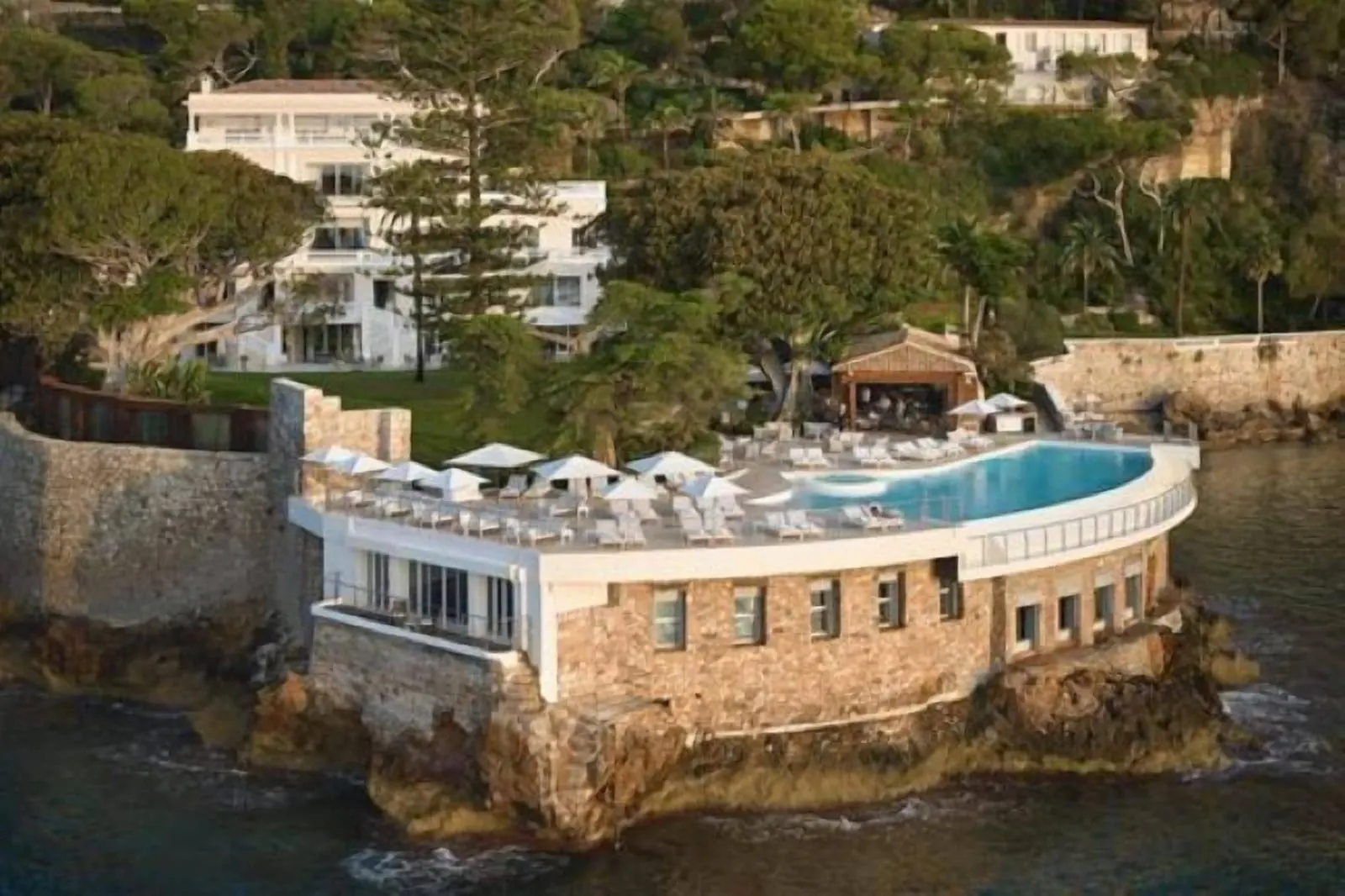 Cap Estel: Pool terrace seen from the sea