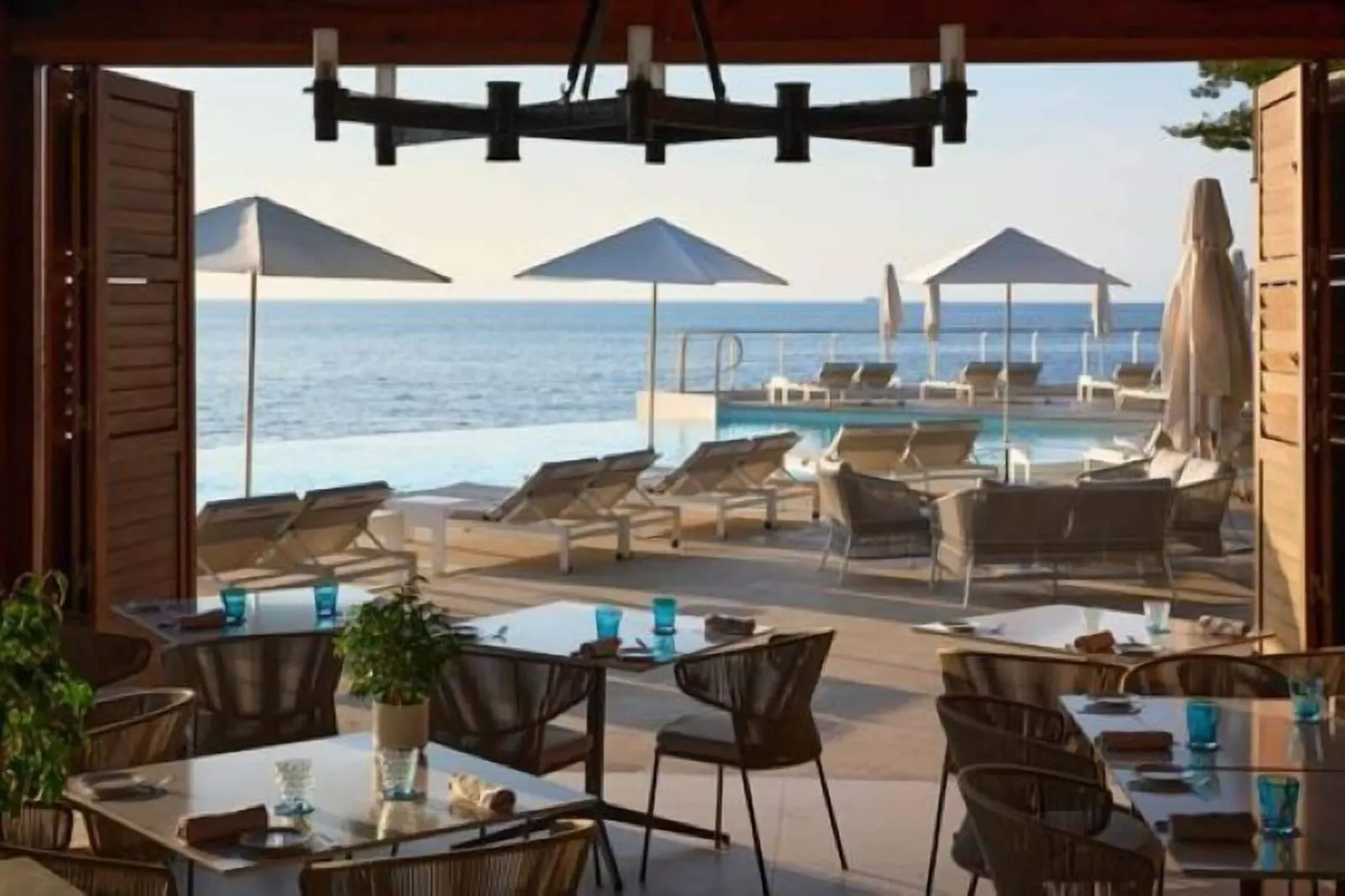 Cap Estel: Outdoor dining over the sea