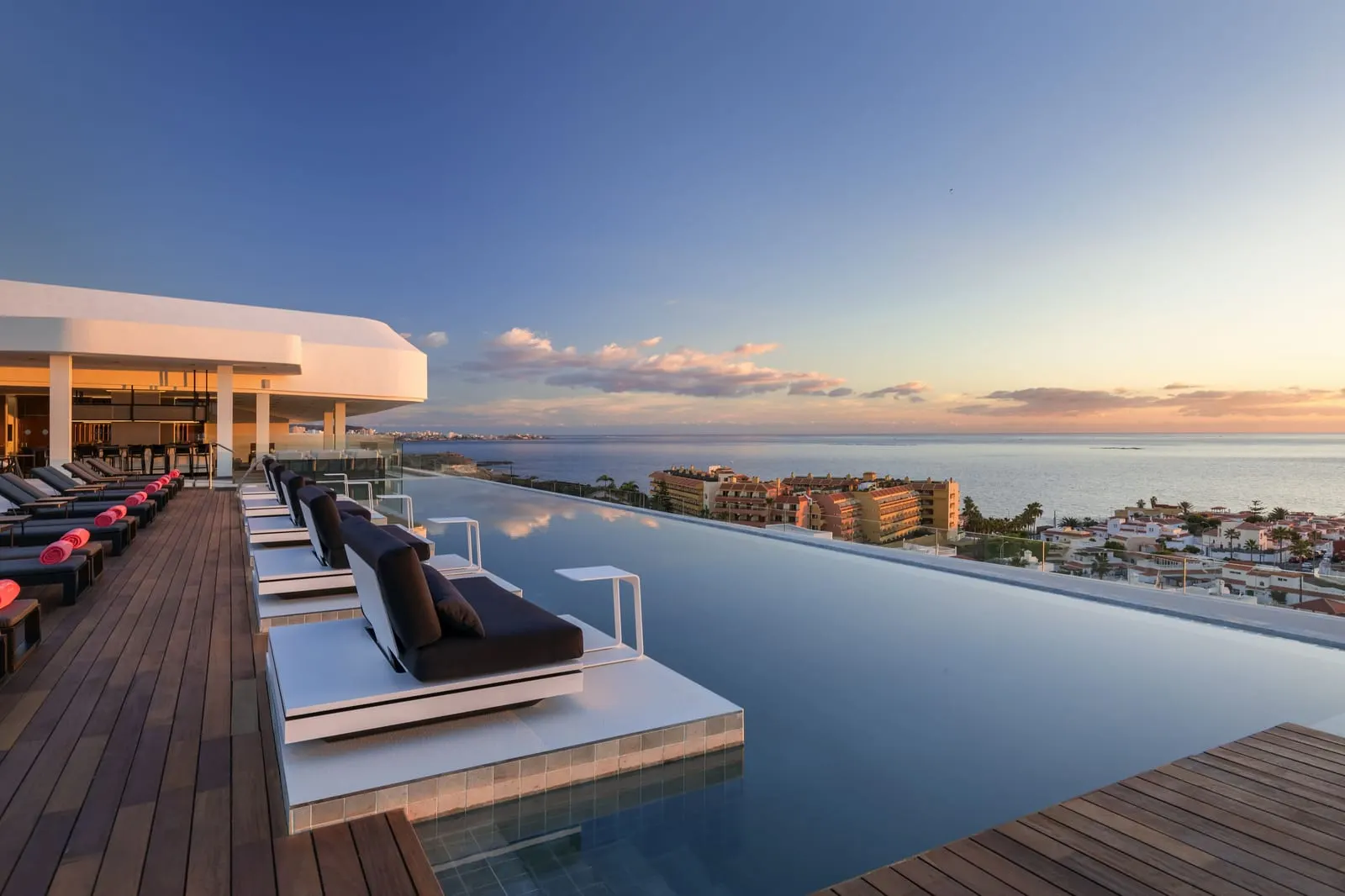 Royal Hideaway Corales Beach: Rooftop infinity pool at sunset