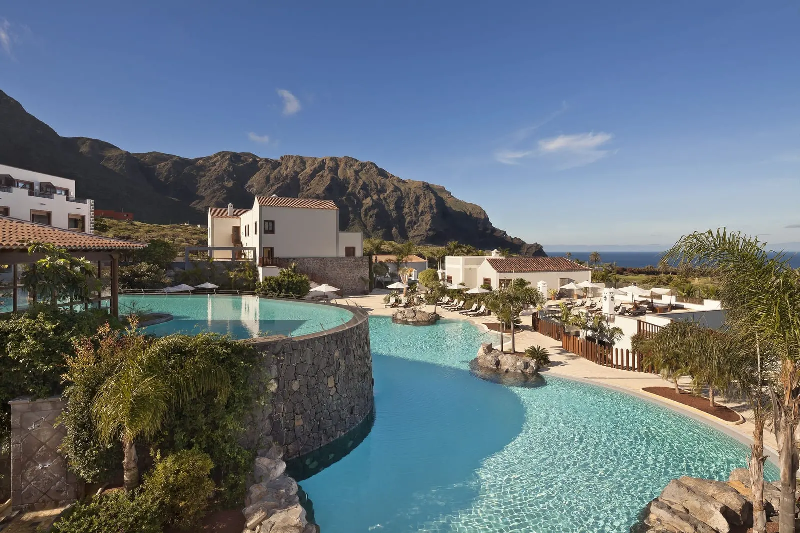 Hacienda del Conde: The pool beneath the Teno cliffs
