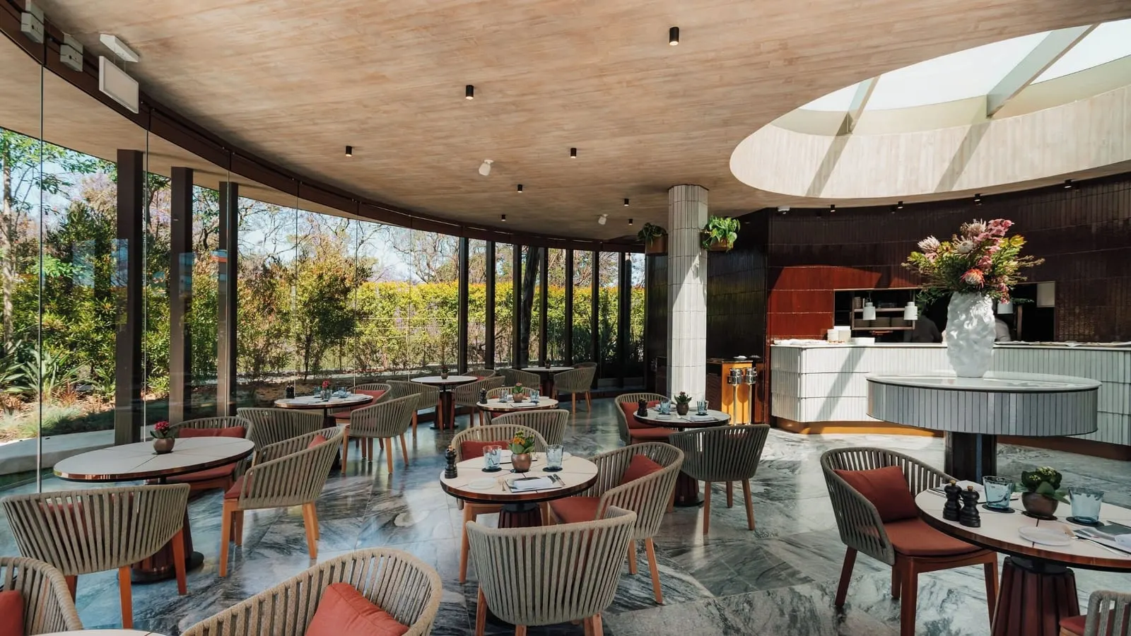 Four Seasons Hotel Ritz Lisbon: Dining room with garden views