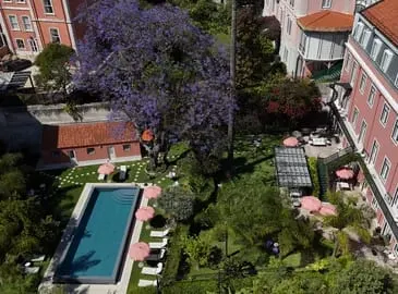 Palácio Príncipe Real: The palace, the pool and the jacaranda from above